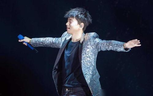 张杰演唱吃瓜,歌声中品味生活百态