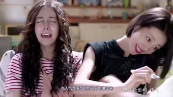 妹妹在车里吃瓜,温馨瞬间定格